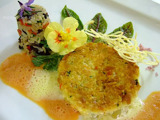 Gebackenes Hirselaibchen mit Reistimbal auf Paprikaschaum