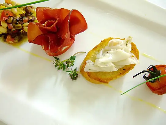 Bresaolatasche mit Ziegenkäse an marinierten Linsensalat und Bruschetta mit Lardo