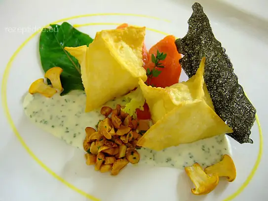 Frittierte Wonton mit Pfifferlingsfülle auf Schnittlauchsauce mit Ofentomaten