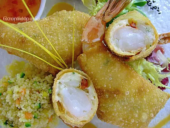 Frittierte Garnelenschwänze in Wontonmantel auf Gemüsekuskus