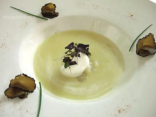 Cremesuppe von Topinambur und Kartoffel mit schwarzen Trüffel