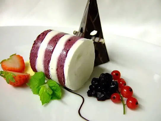 Parfait von Heidelbeeren auf weißer Schokoladensauce