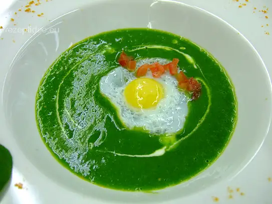 Spinatcremesüppchen mit Kurkuma und gebratenem Wachtelspiegelei