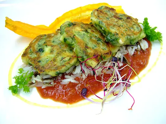 Spinat-Mozzarellataler auf Wildreis und Tomatensauce