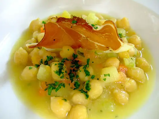 Kichererbsen-Suppe mit Knusperspeck