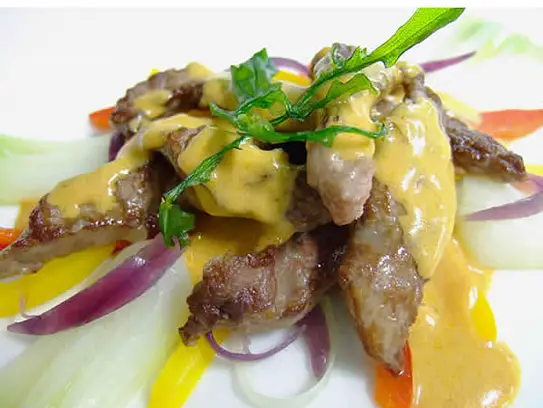 Rinderfiletstreifen in Paprikacremesauce mit jungen Gemüsen