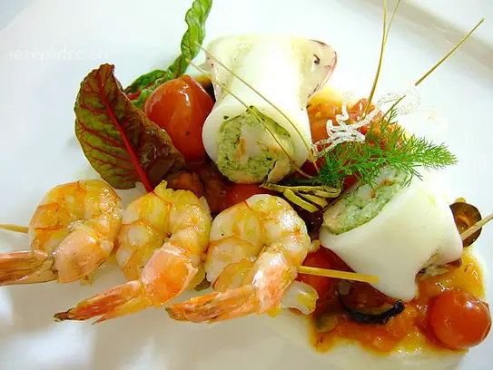 Gefüllter Kalmar auf mediterranen Tomatenragout und weißer Polenta mit Garnelenspieß