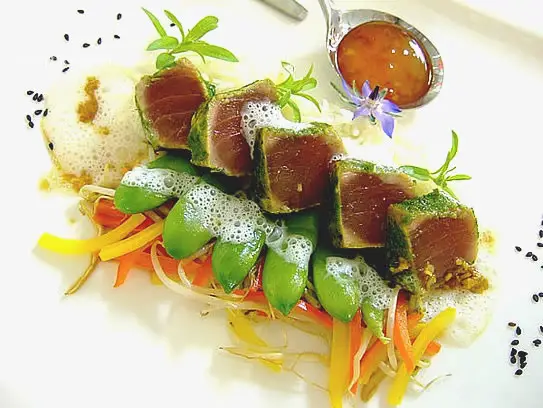 Filet vom Thunfisch rosa gebraten in Bärlauchpestokruste auf Basmati-Reis und glasierten Zuckerschoten