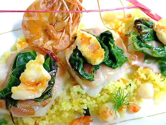 Saltimbocca von der Scholle mit Rohschinken, Blattspinat und Riesengarnelen auf Gemüsekuskus