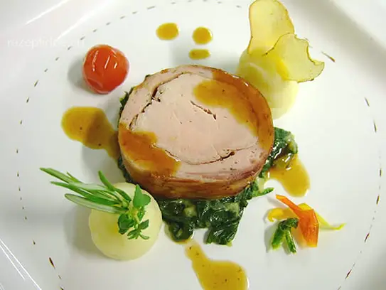 Kalbsfilet im Rohschinkenmantel auf Cremespinat mit Kartoffelpüree