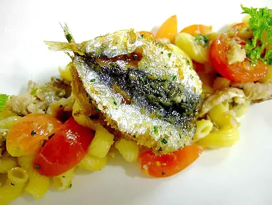 Cavatappi mit Sardellen und Kirschtomaten