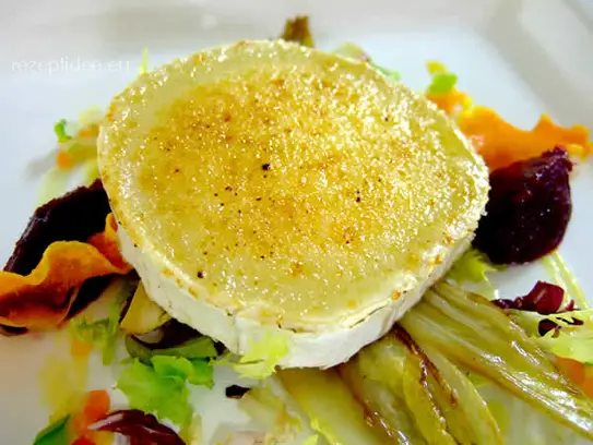 Karamellisierter Ziegenkäsemedaillon mit Rote Rüben-Mousse auf gegrillten Chicorée