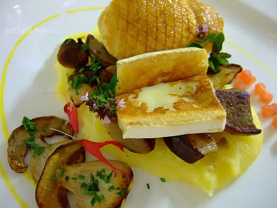 Gebratene Steinpilze auf Polenta mit gegrillten Weichkäse