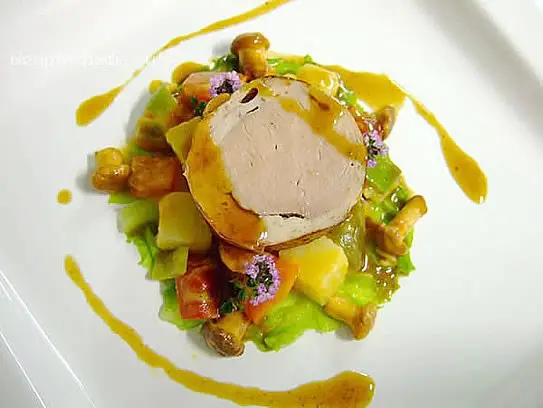 Schweinefilet im Rohschinkenmantel auf Ragout von Pfifferlingen, Paprika und Kartoffel