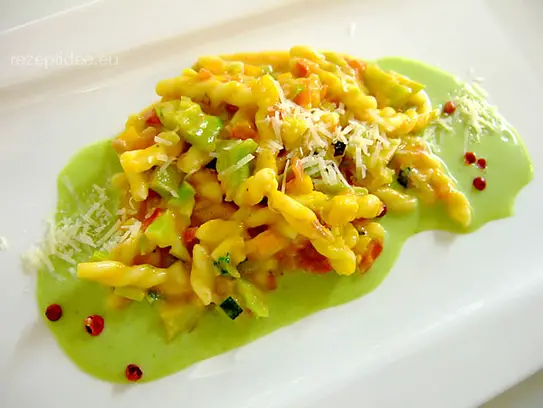 Gemelli-Nudeln mit Gemüse auf Brokkolicreme
