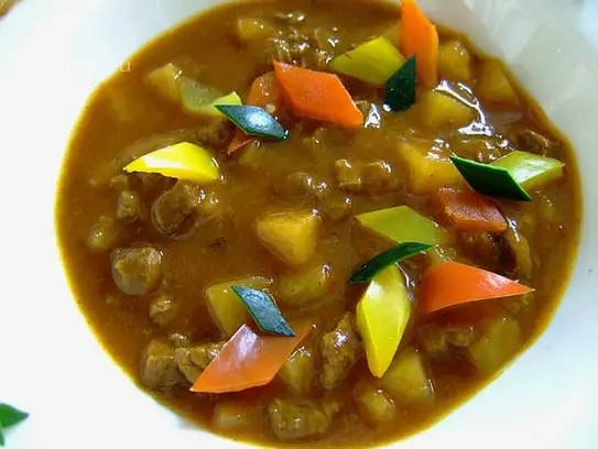 Gulaschsuppe mit knusprigen Schwarzbrotscheiben