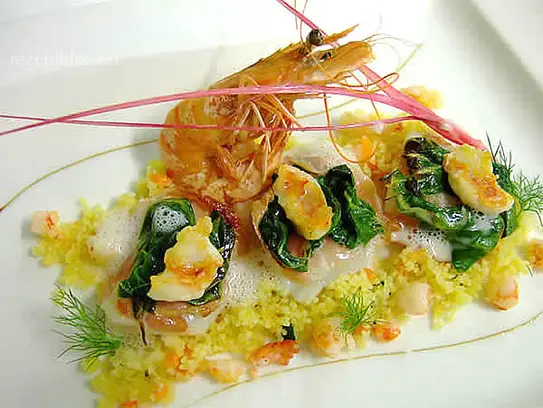 Saltimbocca von der Scholle mit Rohschinken, Blattspinat und Riesengarnelen auf Gemüsekuskus