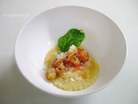 Raviolo mit Gemüsefüllung auf leichter Geflügelrahmsauce