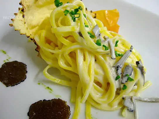 Bandnudeln mit schwarzem Trüffel in leichter Chardonnay Sauce