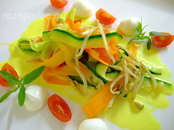 Gemüsebandnudeln in Currysauce mit Mozzarellakugeln und Kirschtomaten