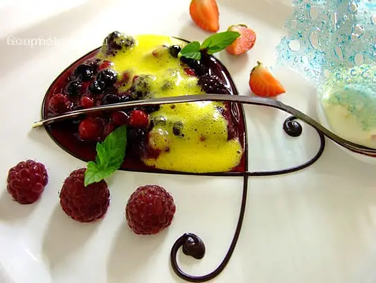Marinierte Waldfrüchte mit Holunderblüten-Zabaione und Vanilleeis