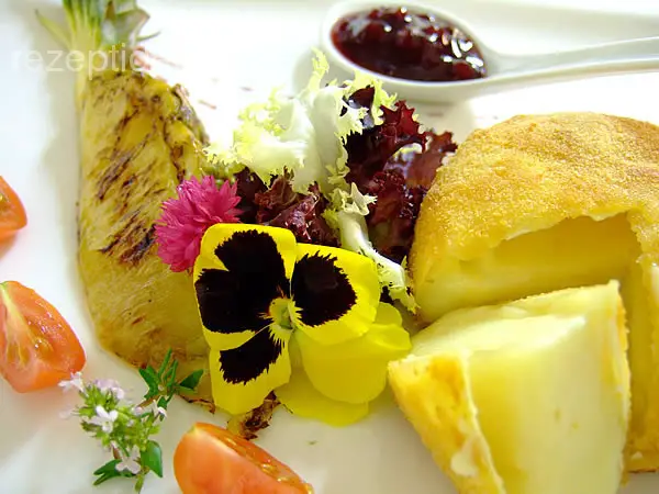 Gebackener Camembert mit gegrillter Ananas und Preiselbeermarmelade