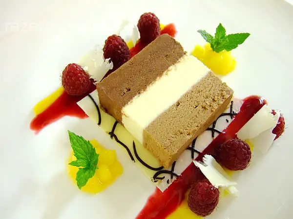 Terrine vom weißen und braunen Schokoladenmousse auf Himbeermark