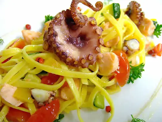 Dünne Bandnudeln mit Lachs und Krake mit Kirschtomatenbutterfond