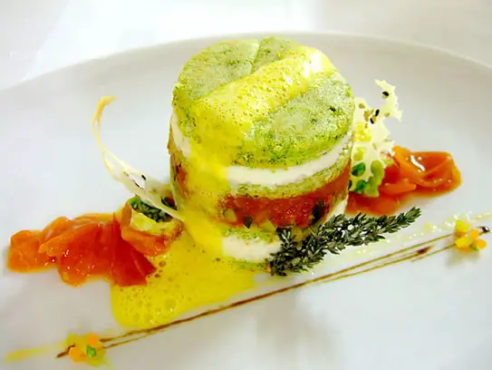 Kräuterflan mit Zucchini und Tomaten mit Safranschaum auf sautierten Kirschtomaten