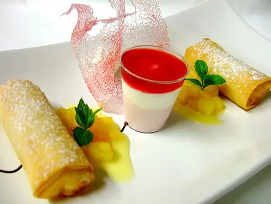 Knusprige Frühlingsrollen mit Ananas-Mangofüllung und Himbeermousse