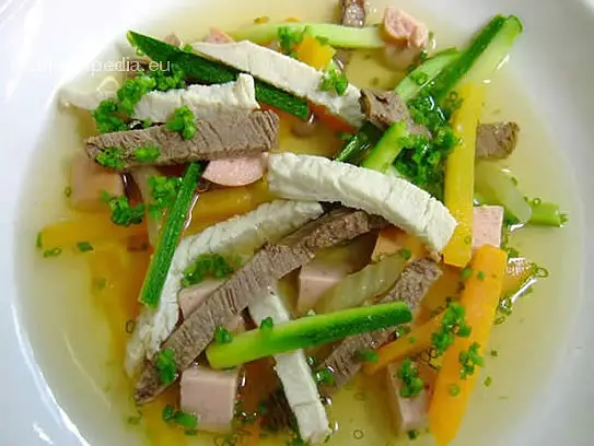 Consommé mit Gemüse und Fleischeinlage