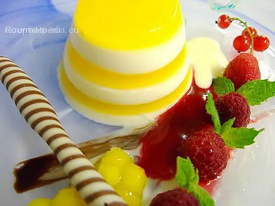 Gekochte Sahne mit Mangogelee auf marinierten Mango und Himbeeren