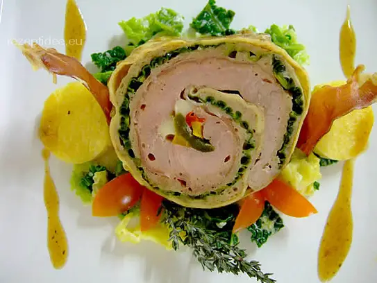 Kalbsrolle gefüllt mit Gemüse, Mozzarella und Rohschinken auf sautierten Wirsing