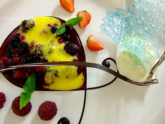 Marinierte Waldfrüchte mit Holunderblüten-Zabaione und Vanilleeis