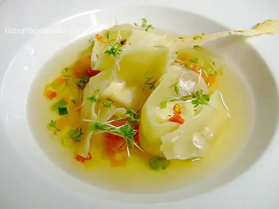 Tomatenconsommé mit Gemüse und Wonton Teigtaschen mit Mozzarellafüllung