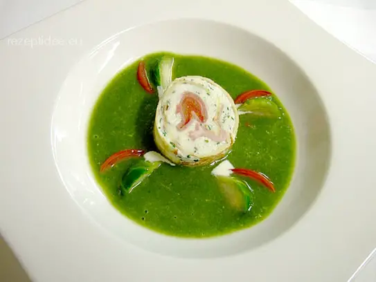 Rosenkohlcremesuppe mit Schinkenfrischkäserolle