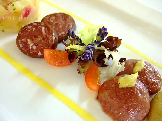 Geräucherte Kaminwurz vom Wild an Kartoffelsalat und Schüttelbrot