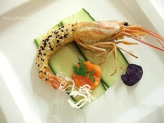 Riesengarnele in Tempura-Sesammantel frittiert auf Gurkenbeet mit Avocadotartare