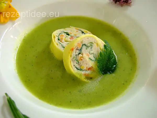 Kräutercremesuppe mit Geflügelrolle
