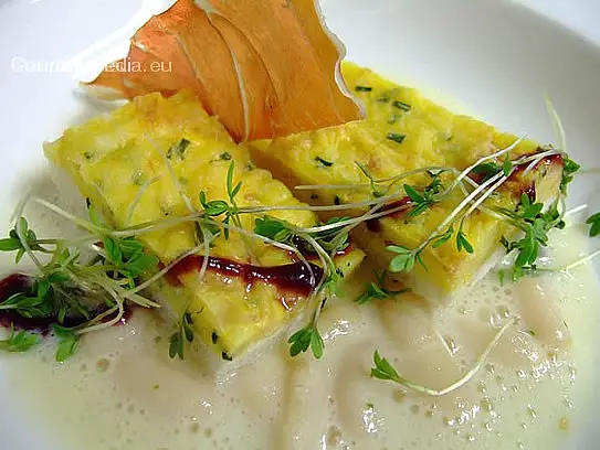 Weiße Bohnencremesuppe mit Kräuterbrotschnitten und Knusper-Rohschinken