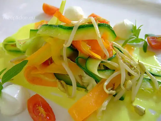Gemüsebandnudeln in Currysauce mit Mozzarellakugeln und Kirschtomaten