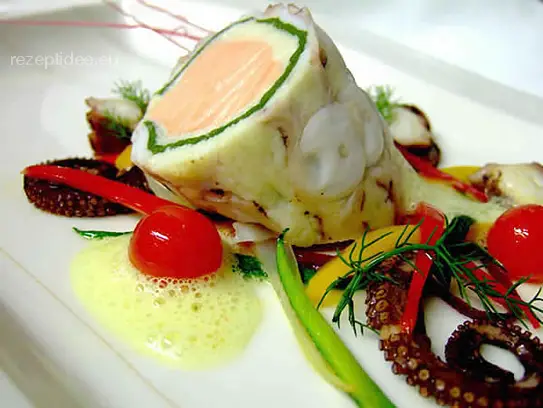 Lachs im Octopusmantel auf sautierten Peperoni mit Safranschaum