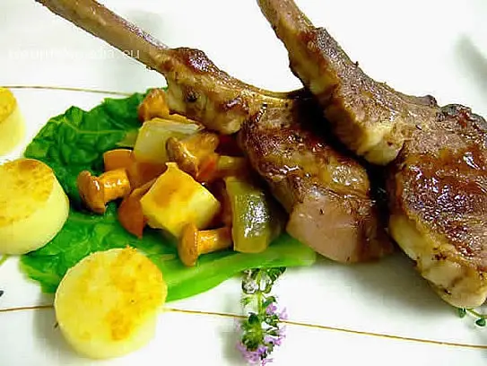 Gegrillte Lammkoteletten mit Thymiansauce auf Pfifferling-Kartoffelragout