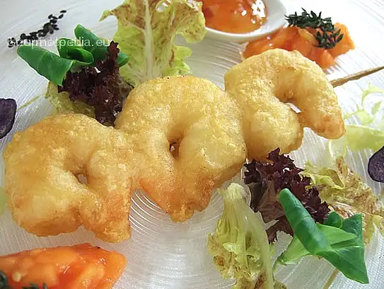 Spießchen von Garnelen in Tempura gebacken mit Papayatartare