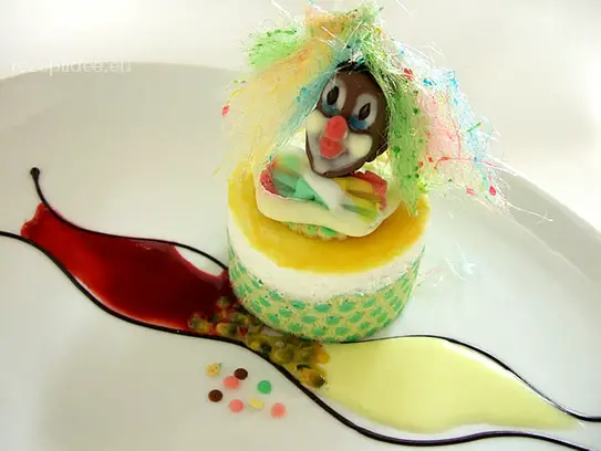 Schokoladenmousse im Dekorbiskuitmantel auf Himbeermark mit Schokoclown
