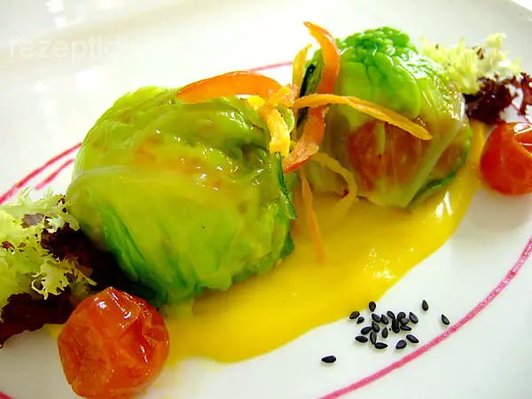 Brie mit Kirschtomaten im Wirsingmantel auf Kürbiscreme