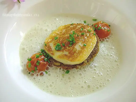 Geflügelcremesüppchen mit gegrilltem Weichkäse auf Sonnenblumenkernbrot