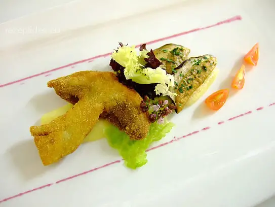 Frittierte und gegrillte Steinpilzscheiben auf Polenta