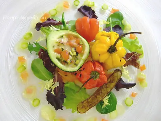 Gefüllte Zucchini und Paprika auf Salaten mit Spargelmarinade