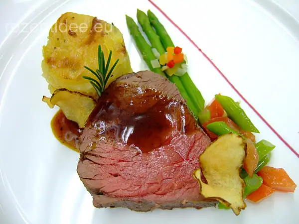 Im Kräutersud pochiertes Ochsenfilet mit Kartoffelgratin und Ragout vom ...